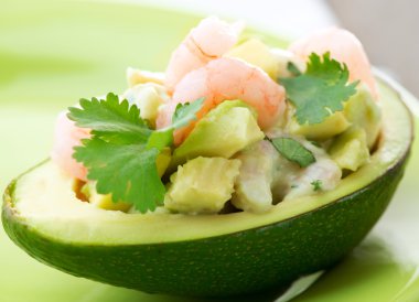 avokado ve karides salatası. iştah açıcı