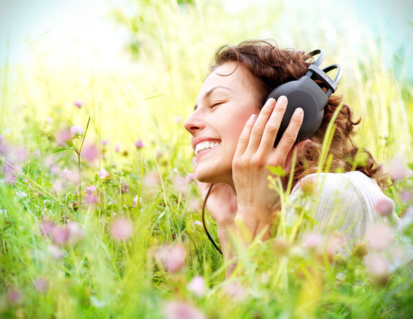 Hermosa mujer joven con auriculares al aire libre. Disfrutando de la música — Foto de Stock