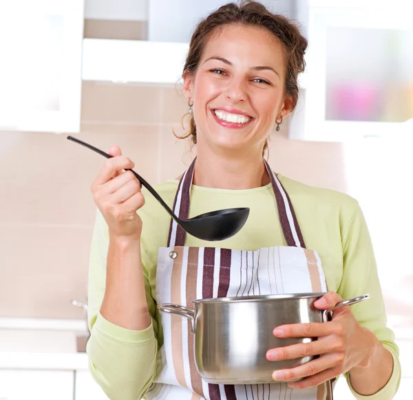 Mujer joven cocinando comida saludable — Foto de Stock