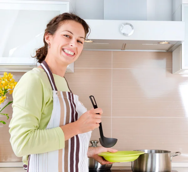 Junge Frau kocht gesunde Lebensmittel — Stockfoto