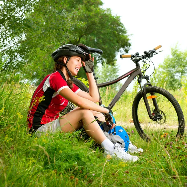 Joyeux Jeune femme à vélo dehors. Mode de vie sain — Photo