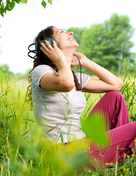 야외에서 헤드폰으로 아름 다운 젊은 여자. 음악을 즐길 수 — 스톡 사진