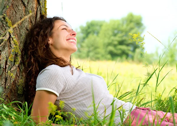 Belle jeune femme se relaxant à l'extérieur. Nature — Photo