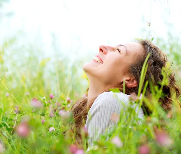 Hermosa mujer joven al aire libre. Disfruta de la naturaleza. Pradera — Foto de Stock