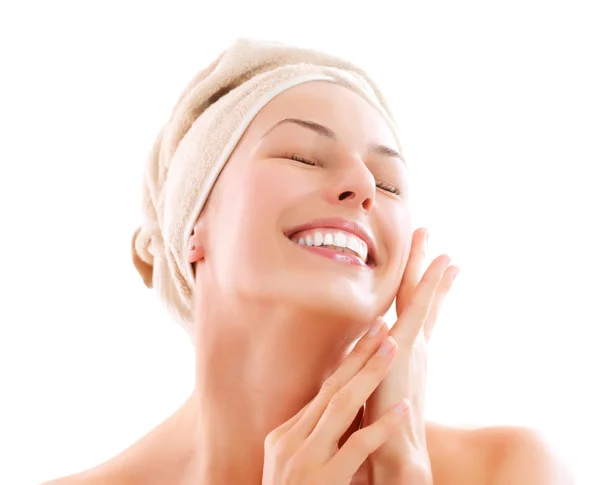 Schöne Mädchen nach dem Bad ihr Gesicht berühren. Hautpflege — Stockfoto