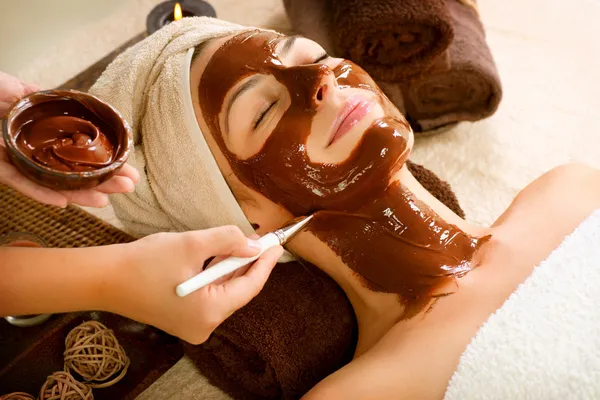 Čokoládová maska obličeje spa použití — Stock fotografie