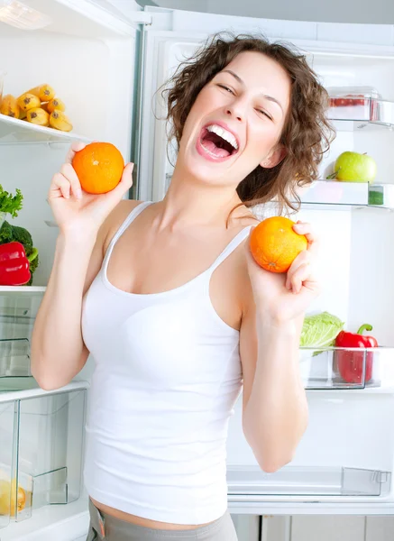 Να κάνει δίαιτα έννοια. γελώντας νεαρή γυναίκα τρώει φρέσκα φρούτα — Φωτογραφία Αρχείου