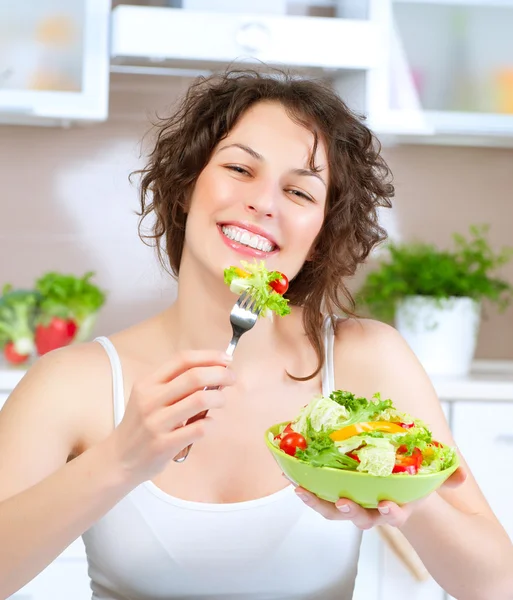 Dieta. Mulher bonita comendo salada de legumes — Fotografia de Stock