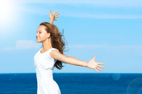 Schöne Mädchen Spaß am Strand — Stockfoto