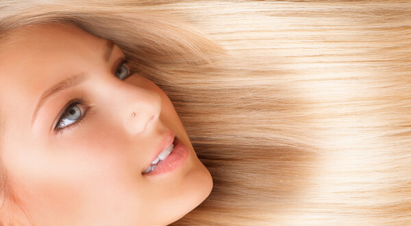 Волосы. Красивая девушка с длинными светлыми волосами. Blonde
