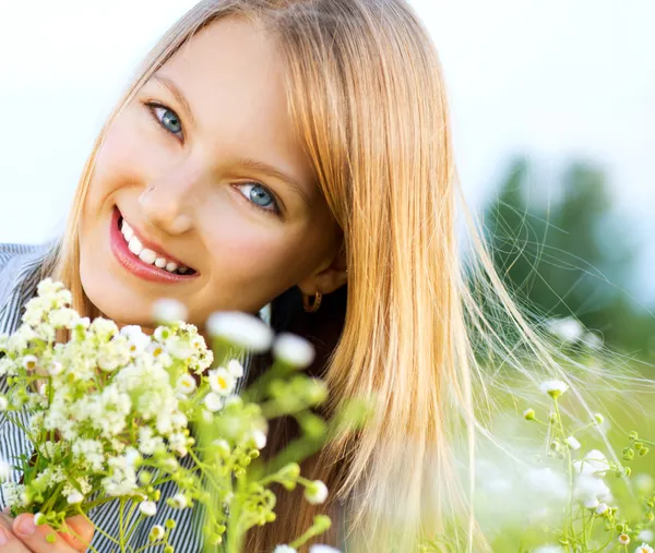 Mooi meisje buiten ontspannen. gelukkig en lachende — Stockfoto