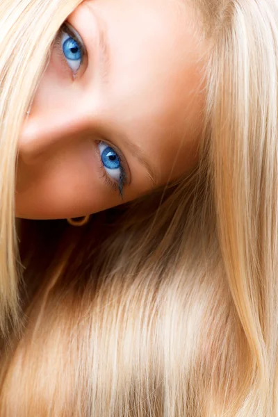 Cabello rubio. Chica rubia con ojos azules — Foto de Stock