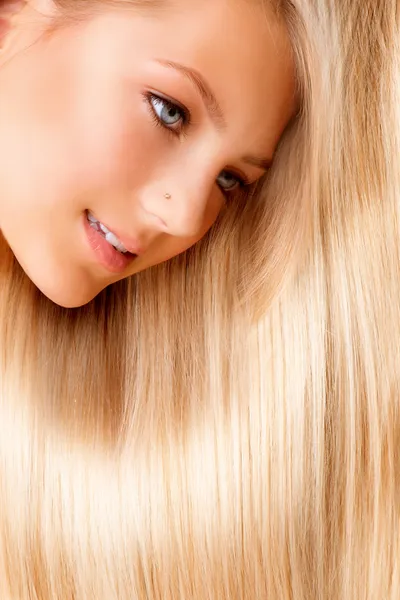 Cabelo longo loiro bonito. Loira menina close-up retrato — Fotografia de Stock