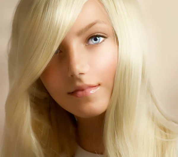 Piękna blond dziewczyna — Zdjęcie stockowe