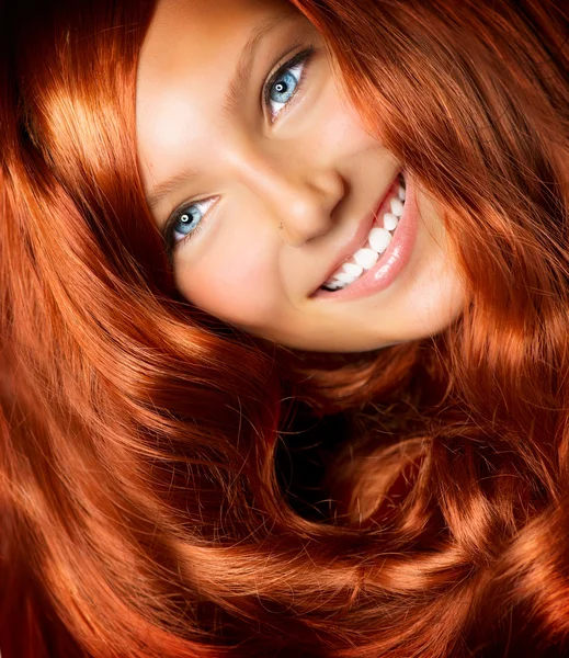 Cabello. Hermosa chica con cabello largo y rizado rojo saludable —  Fotos de Stock