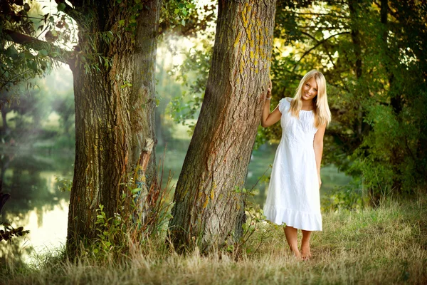 Menina bonita na floresta de fadas perto do rio — Fotografia de Stock