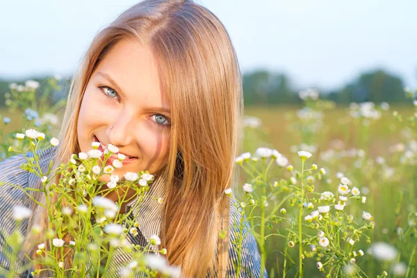 女の子の屋外の笑みを浮かべてください。草原 — ストック写真