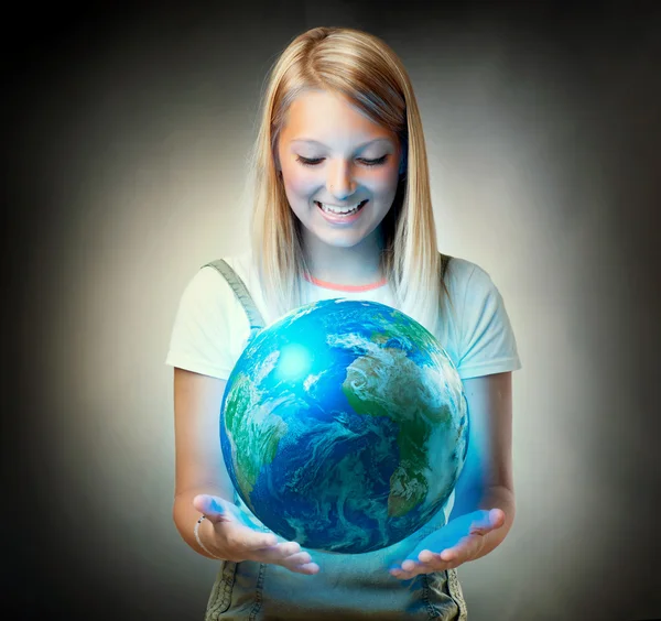 Κοπέλα που κρατά ο πλανήτης γη. μελλοντικό — Φωτογραφία Αρχείου