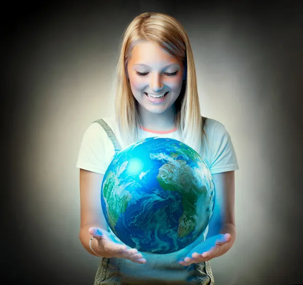 Ragazza che tiene il Pianeta Terra. Concetto futuro — Foto Stock