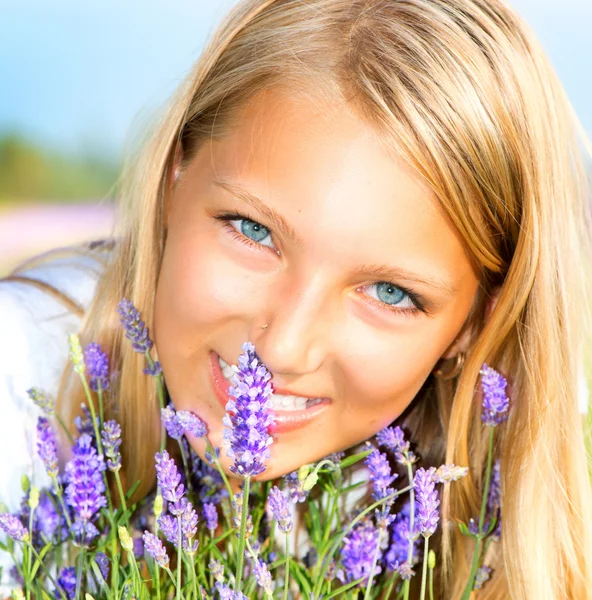 Schönes Mädchen mit Lavendel — Stockfoto