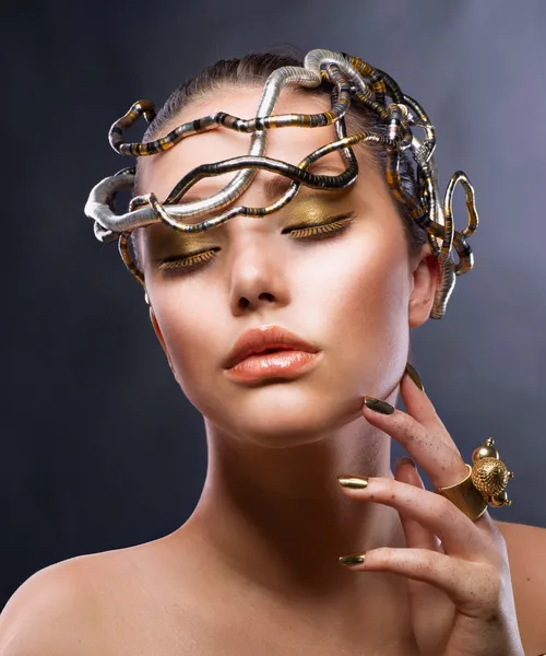 Mode meisje portret. Gouden make-up — Stockfoto