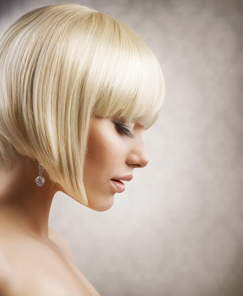 Стрижка. Красивая девушка с короткими светлыми волосами. Прическа
