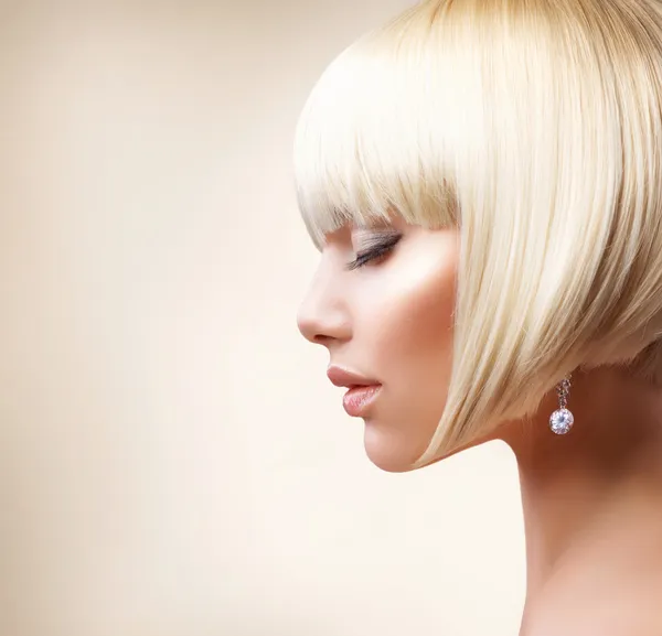 Blond Hair. Beautiful Girl with Healthy Short Hair — Stock Photo, Image