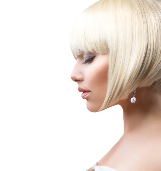 Hermosa chica con cabello corto saludable sobre blanco — Foto de Stock