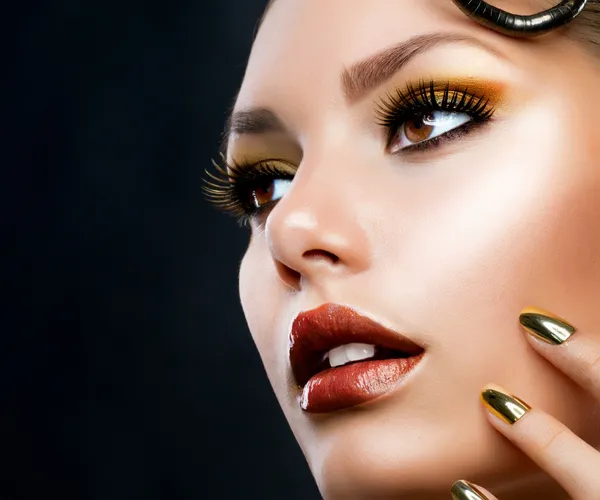 Maquillaje de lujo dorado. Retrato de chica de moda — Foto de Stock