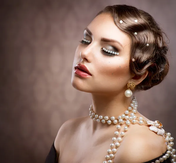 Maquillaje estilo retro con perlas. Hermoso retrato de mujer joven — Foto de Stock