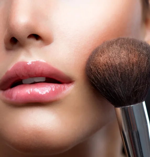 Primo piano per il trucco. Spazzola cosmetica in polvere. Pelle perfetta — Foto Stock