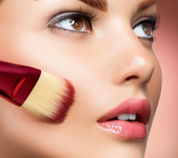 Kosmetyczne. podstawą doskonały make-up. stosowania makijażu — Zdjęcie stockowe