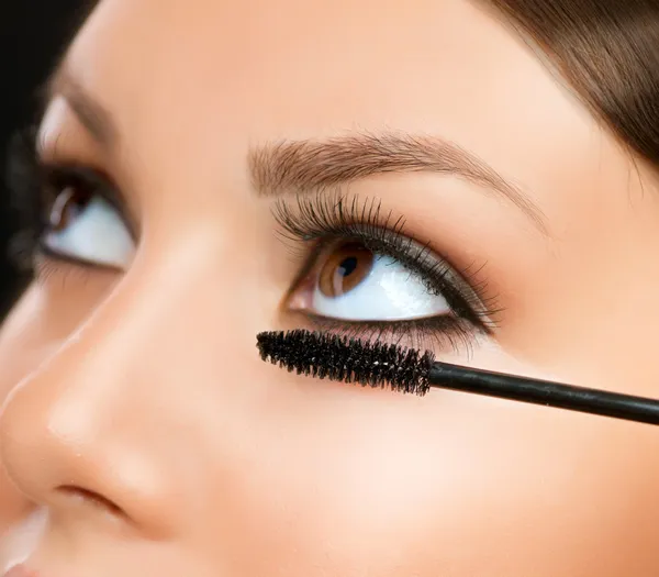 Mascara in fase di applicazione. Trucco Primo piano. Trucco degli occhi — Foto Stock