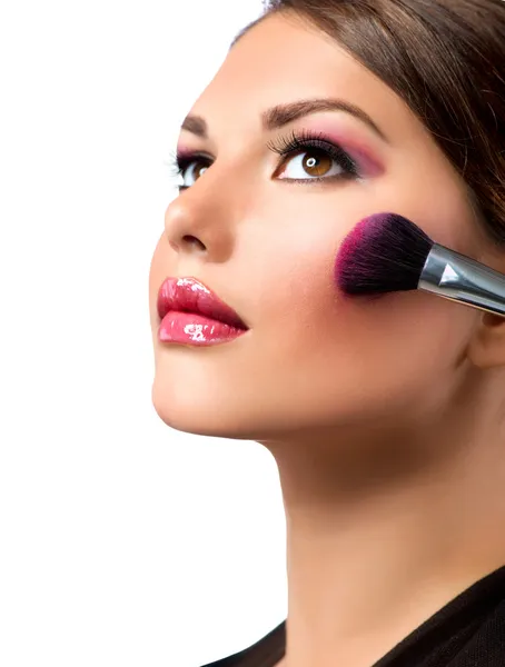 Make-up. Make-up auftragen. Rouge. Blusher — Stockfoto