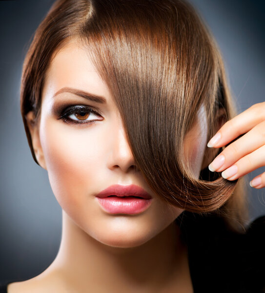 Волосы. Красавица с длинными здоровыми каштановыми волосами
