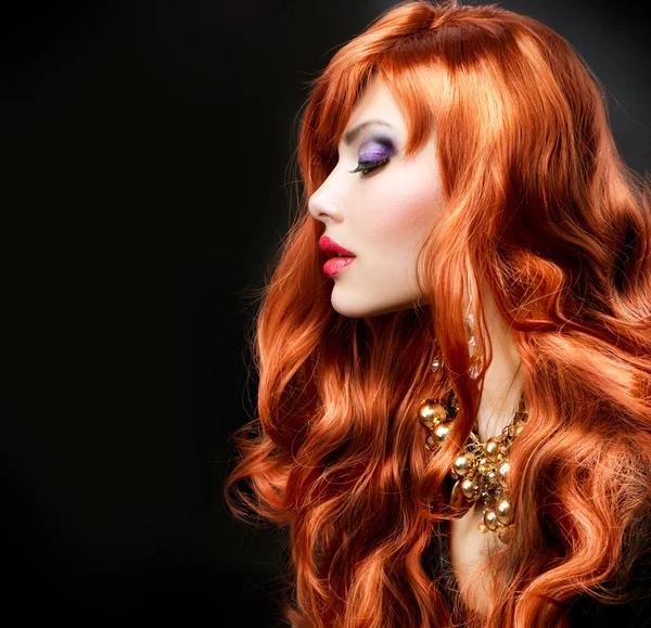 Ritratto ragazza dai capelli rossi su nero — Foto Stock