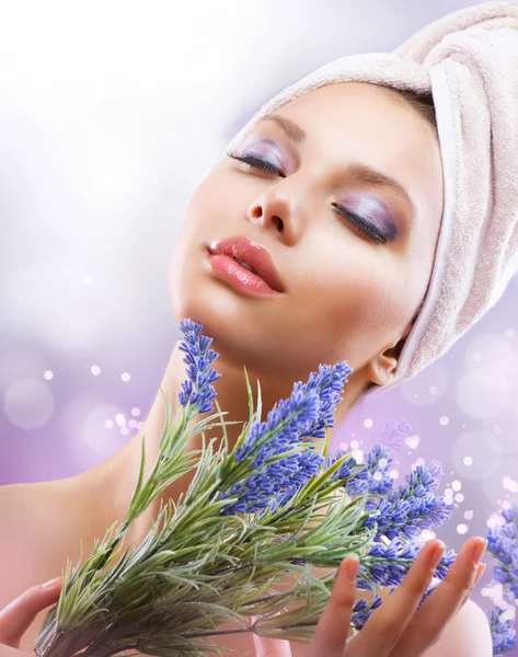 Spa fille avec des fleurs de lavande. Cosmétiques biologiques — Photo