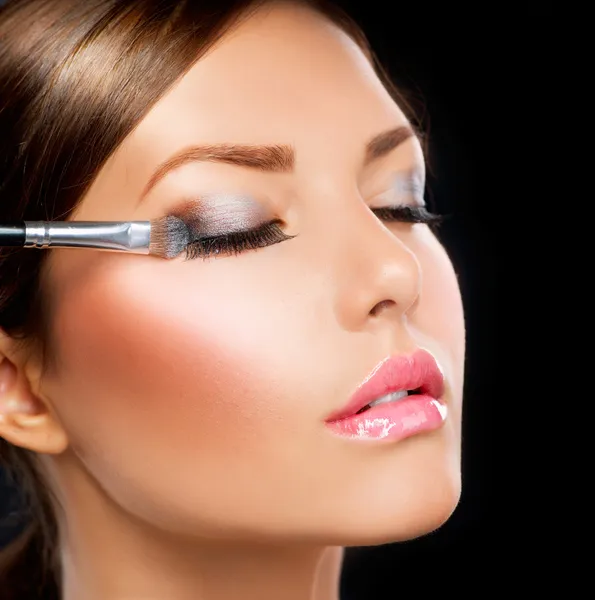 Make-up applying. Eye shadow brush — Stockfoto