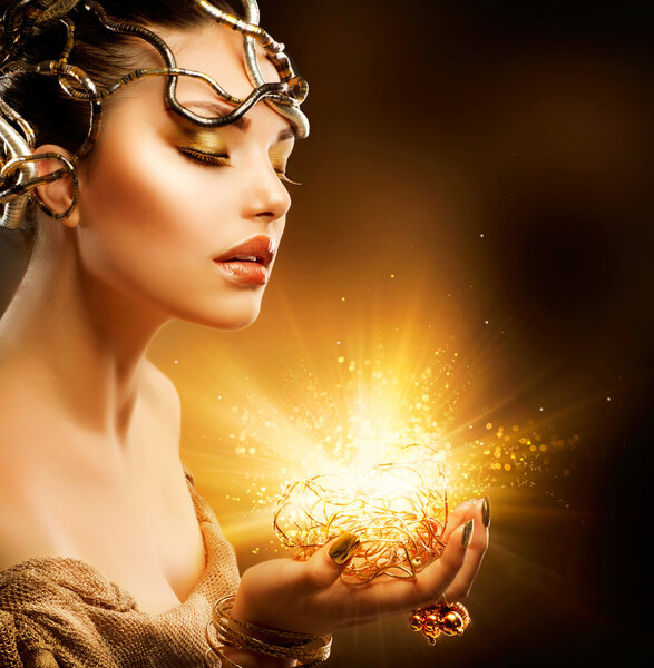 Портрет девушки из моды. Золотой макияж
