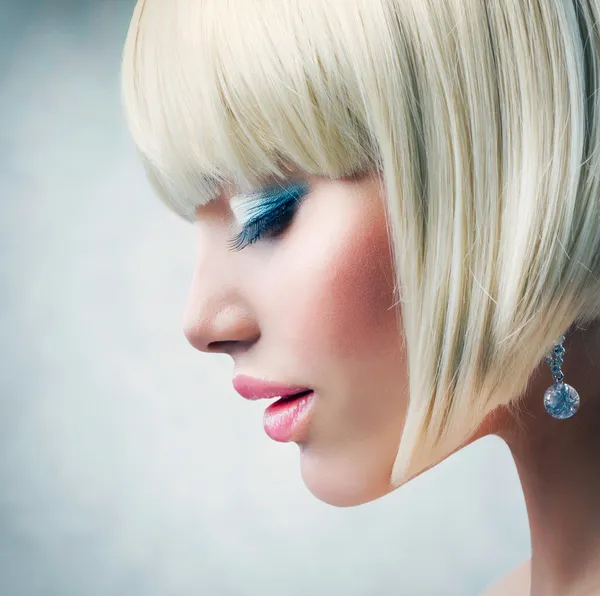 Frisyr. vacker flicka med friska kort blont hår — Stockfoto