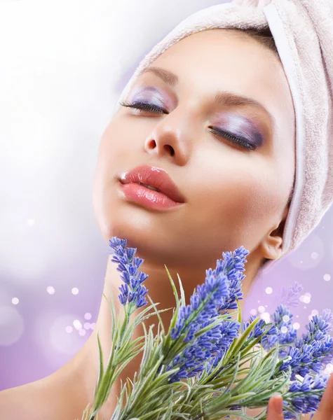 Wellness-Mädchen mit Lavendelblüten. Bio-Kosmetik — Stockfoto