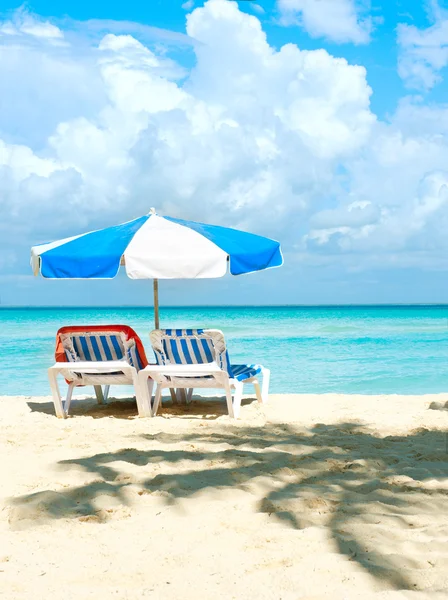 Concepto de vacaciones y turismo. Tumbonas en la playa — Foto de Stock