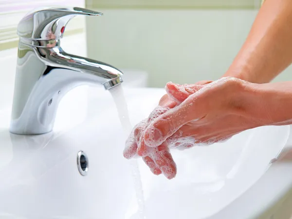 Handen wassen. reinigen van de handen. hygiëne — Stockfoto