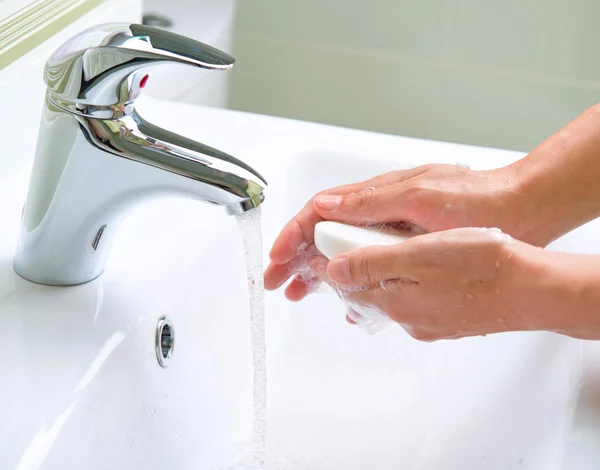 Händewaschen. Hände putzen. Hygiene — Stockfoto