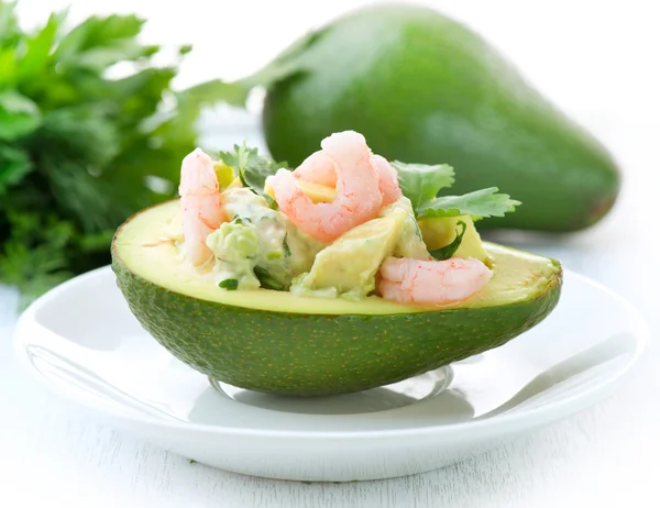 Салат из авокадо и креветок. Закуска — стоковое фото