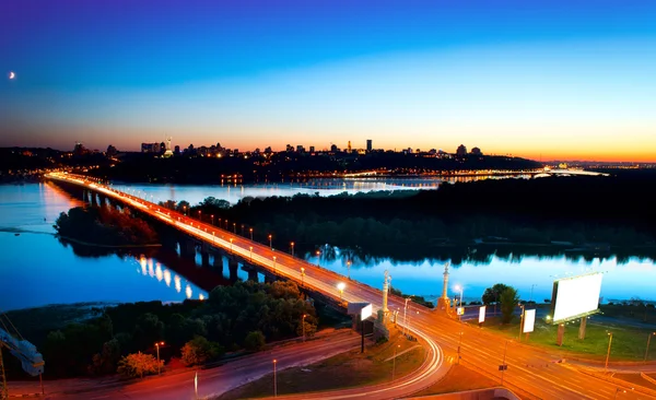 Staden Kiev - Ukraina huvudstad. nattvisning — Stockfoto