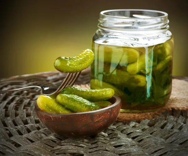 Gherkins. Des cornichons. Concombres salés nature morte — Photo