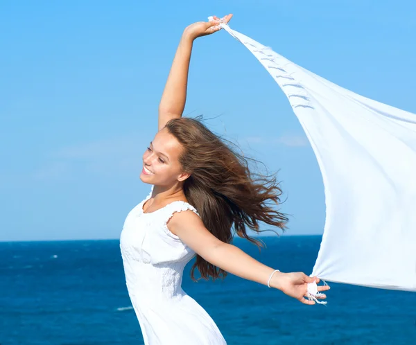 Meisje met witte sjaal op het strand. reis- en vakantie Stockafbeelding