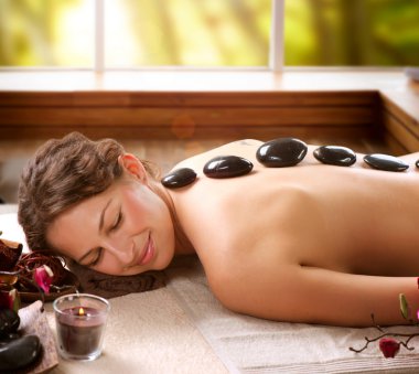 Spa salonu. taş masajı. Relax