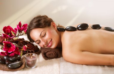 Spa. Sıcak taş masajı. Relax